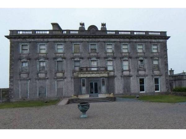 Inilah Loftus Hall di Fethard on Sea di daerah Wexford, Republik Ireland yang menanti pembeli baharu. - Foto Peta Google