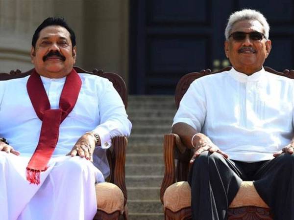 Gotabaya Rajapaksa (kanan) dan abangnya, Mahinda Rajapaksa (kiri) kini merupakan gandingan adik dan abang yang mengemudi pentadbiran Sri Lanka. - Foto AFP