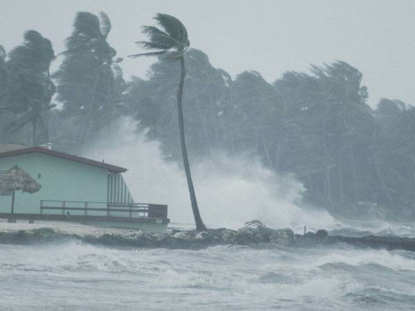 Pihak berkuasa meteorologi meramalkan taufan akan bergerak ke arah barat laut dan beransur perlahan. - Foto Nasional Geographic