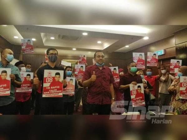 Mohd Rafiq (tengah) bersama ahli jawatankuasa Bersatu Bahagian Tangga Batu selepas sidang media di Ayer Keroh malam tadi.