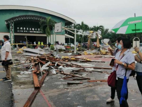 Keadaan bumbung yang diterbangkan angin sejauh kira-kira 50 meter.