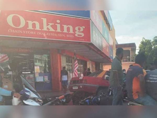 Sebuah teksi yang dipercayai hilang kawalan telah terbabas sebelum merempuh tiga buah motosikal yang diparkir di Jalan Bandaran, Banting semalam.