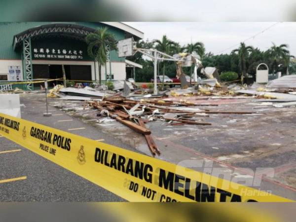 Serpihan bumbung dan siling bilik darjah yang diterbangkan angin sehingga sejauh kira-kira 50 meter hingga ke gelanggang bola keranjang sekolah.
