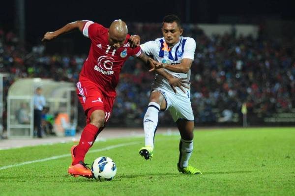 Diouf (kiri) antara watak import yang pernah mewarnai Liga-M suatu masa dulu.