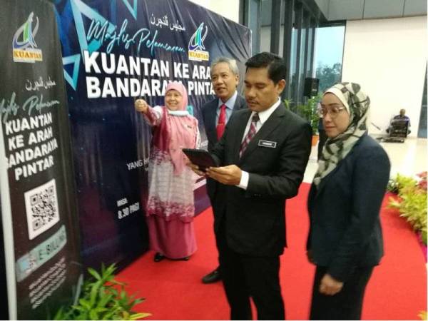 Hamdan mengimbas QR Code dan mengemas kini maklumat melalui E-Billing: Kuantan Ke Arah Bandaraya Pintar sebagai gimik pelancaran inisitif digital diperkenalkan MPK itu hari ini.