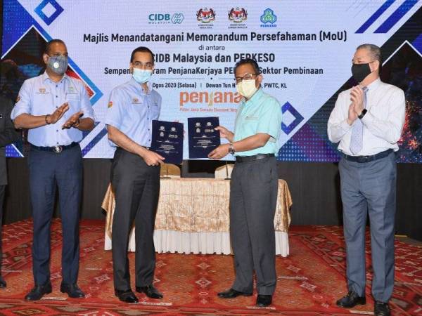 Fadillah (kanan) bersama Saravanan (kiri) menyaksikan pertukaran dokumen antara Dr Mohammed Azman Aziz (dua dari kiri) dan Ahmad ‘Asri (dua dari kanan) pada majlis menandatangani MoU di Kuala Lumpur semalam.