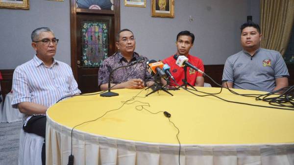 Muhammad Sanusi (dua dari kiri) pada sidang media semalam. Turut kelihatan Timbalan Presiden KFA, Datuk Abdul Rahman Abdullah (kiri), Ketua Pasukan Kedah, Baddrol Bakhtiar (dua dari kanan) dan Ketua Jurulatih Kedah, Aidil Shahrin Sahak.
