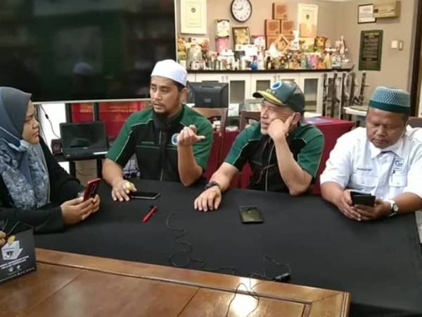 Mohd Asri (dua dari kiri) bersama Nadzim (tiga dari kiri) ketika Facebook Live PPIM bertajuk bertajuk Penguat Kuasa Pilih Bulu, Tohmahan atau Fitnah? hari ini.