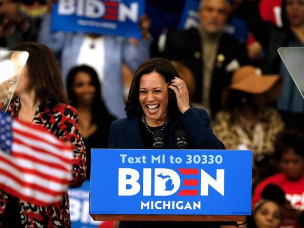 Gambar fail menunjukkan Kamala Harris menyatakan sokongannya ke tas calon Presiden Amerika Syarikat, Joe Biden di Detroit, Michigan pada 9 Mac lalu. - Foto AFP