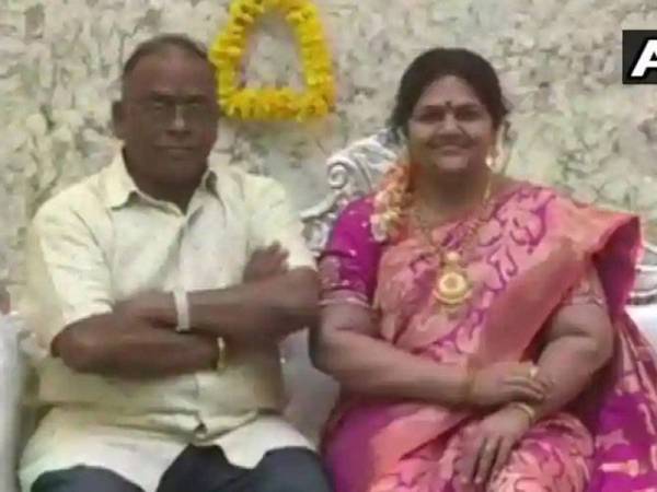 Gambar menunjukkan Shrinivas Gupta bersama patung Madhavi di kediamannya di bandar Bhagyanagar, India. - Foto Twitter