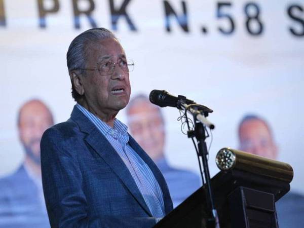 Dr Mahathir ketika berucap pada majlis memperkenalkan calon PRK DUN Slim di Taman Slim Permata, Slim River malam ini.