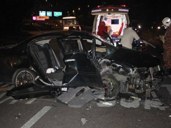 Keadaan kereta dipandu mangsa remuk selepas terbabas dan melanggar pembahagi jalan berhampiran bulatan Segambut awal pagi tadi.