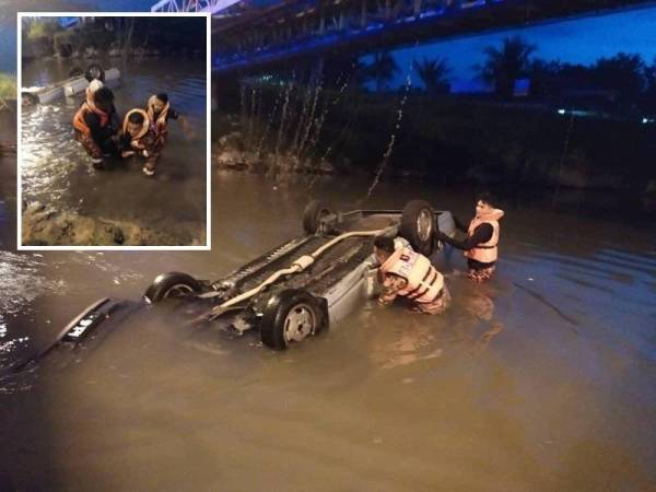 Anggota bomba mengeluarkan mangsa dari kenderaan yang terbalik dalam nahas di Jalan Salidin-Sungai Pari, Ipoh pagi tadi.
