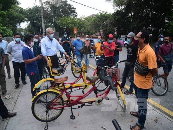 Annuar meninjau keadaan Taman Tasik Titiwangsa dan bertemu peniaga di sana semalam.