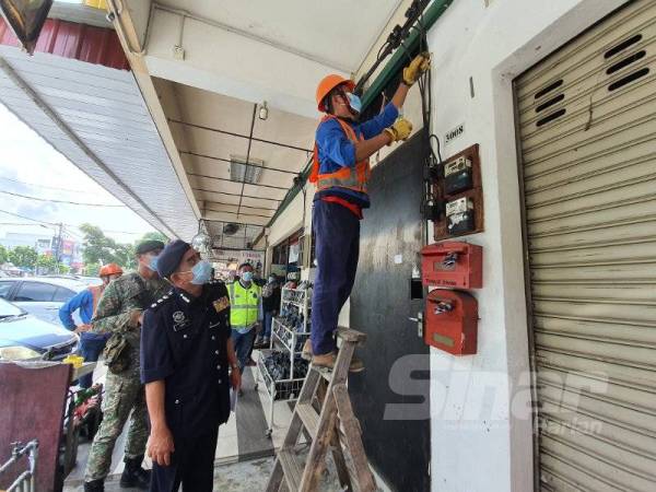 Berselindung di sebalik kedai telefon