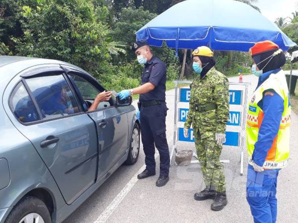 Polis menahan sepasang suami isteri di Kampung Ulu, Padang Sanai di sini yang dikenakan Perintah Kawalan Pergerakan Diperketatkan (PKPD) Secara Pentadbiran kerana melanggar perintah keluar untuk ke pekan Kuala Nerang. 