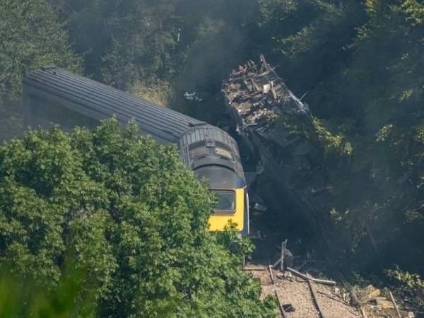 Gambar menunjukkan sebuah tren terbabas dekat Stonehaven, Scotland semalam. - Foto AFP