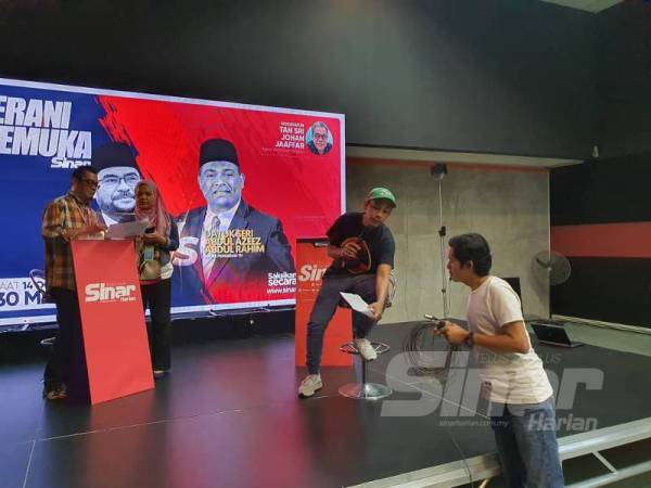 Krew program Berani Semuka melakukan persiapan bagi memastikan kelancaran program debat yang akan berlangsung di Kompleks Kumpulan Media Karangkraf, di sini malam esok.