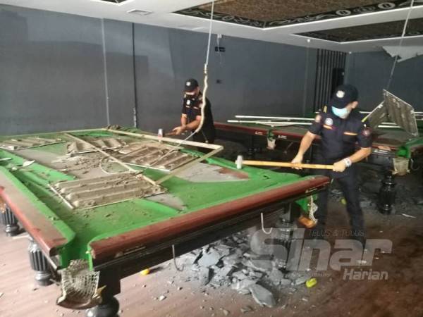 Anggota penguat kuasa MBSA memusnahkan meja snooker di premis yang turut menawarkan perjudian atas talian hari ini. 