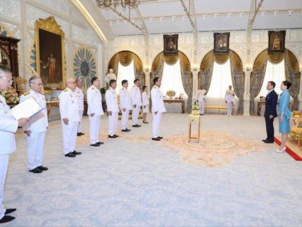 Enam menteri baharu bersama Prayut mengangkat sumpah di hadapan Raja Maha Vajiralongkorn dan Permaisuri Suthida di Istana Dusit di Bangkok semalam. - Foto: Agensi