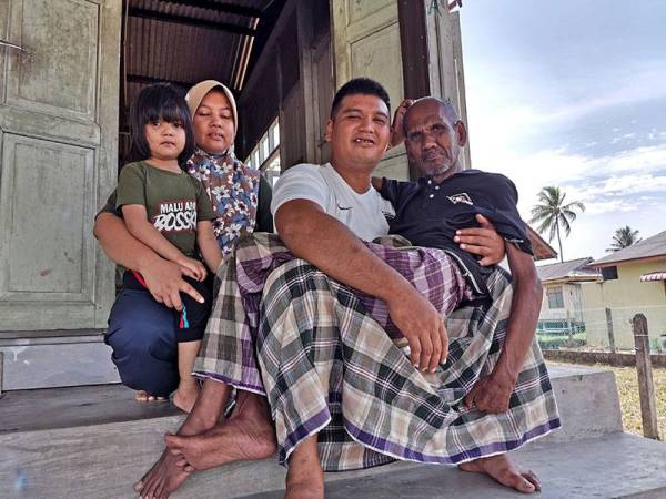 Mohd Farihan di samping bapanya, Ab Hamid serta isteri, Maziana Abdul Manan, 35 dan anaknya, Nur Aleya Qalesya, 4 di rumah sewa mereka di Kampung Gong Pak Jin, Kuala Nerus.