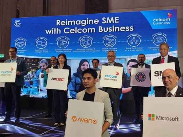 Idham (dua dari kanan di baris kedua) bersama wakil dari 13 organisasi pada pelancaran kempen Celcom Business-Reimagine SME for Tomorrow di Kuala Lumpur semalam.