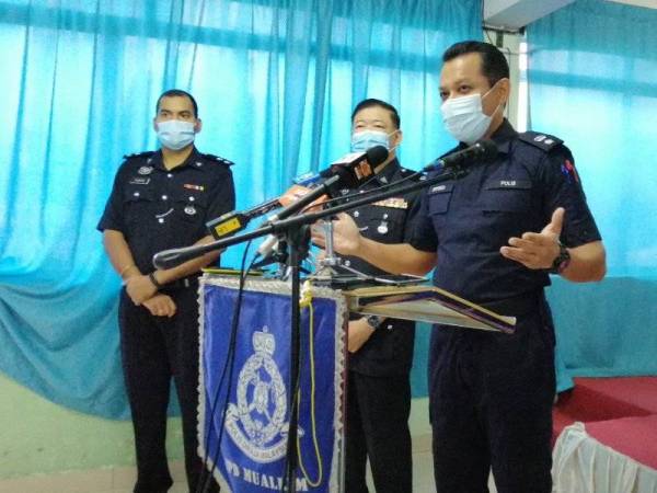 Sidang akhbar di Ibu Pejabat Polis Daerah (IPD) Muallim, di sini hari ini.