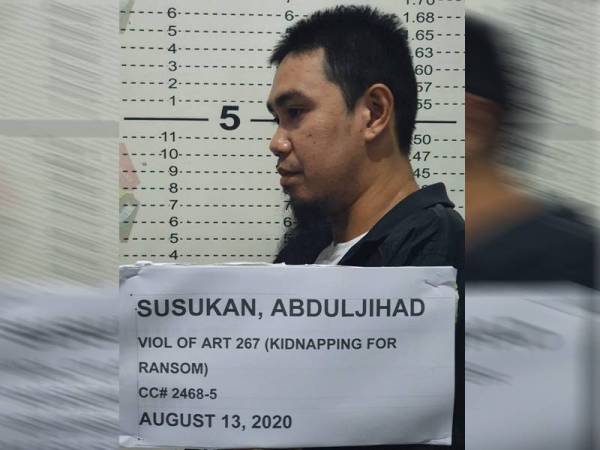 Sub-Komander Abu Sayyaf, Idang Susukan ditahan polis Filipina semalam. - Foto polis Davao