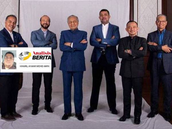 Dr Mahathir (tiga dari kiri) bersama bekas ahli Parlimen dan Senator yang digugurkan keahlian Bersatu dan menubuhkan parti Pejuang.