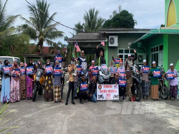 Penduduk kampung tidak melepaskan peluang bergambar bersama rombongan kembara tersebut semalam.