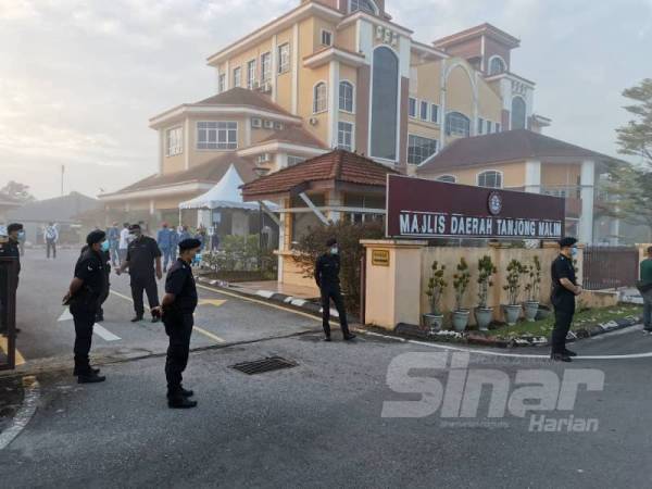 Pemeriksaan ketat dilakukan pihak berkuasa dengan mewajibkan mereka yang dibenarkan masuk ke pusat penamaan calon menjalani pemeriksaan suhu, memakai pelitup muka dan mematuhi penjarakan fizikal.