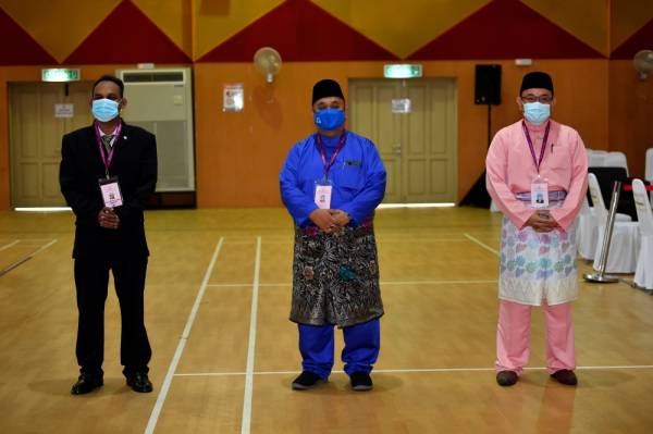 Calon BN, Mohd Zaidi (tengah) bersama dua calon Bebas, Amir Khusyairi (kanan) dan Santharasekaran ketika proses penamaan calon bagi PRK DUN Slim di Dewan Sri Tanjung, Majlis Daerah Tanjung Malim hari ini. - Foto Bernama