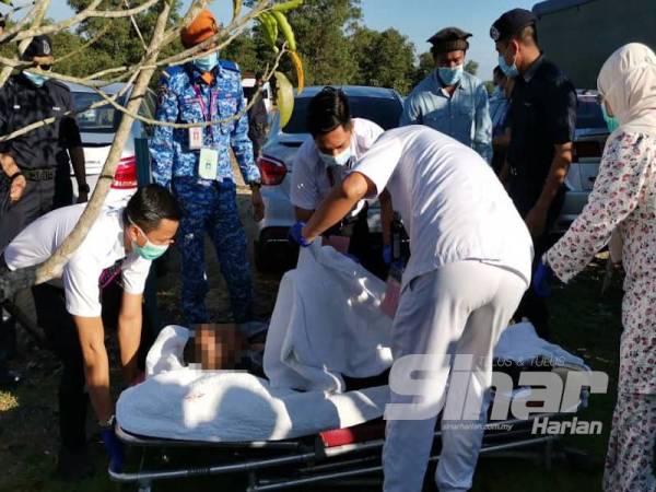 Pegawai perubatan membawa mangsa untuk mendapatkan rawatan lanjut di HSR.