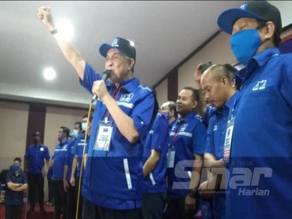 Ahmad Zahid menyampaikan ucapan pada Majlis Perasmian dan Pelancaran Jentera Pemuda BN di Dewan Rajawali Felda Residence, Trolak hari ini.