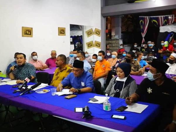 Mohd Danial (kiri) dan Samad (dua dari kiri) ketika sidang akhbar selepas mengisytiharkan keluar parti bersama beberapa kepimpinan tertinggi Bersatu Bahagian Puchong malam tadi.