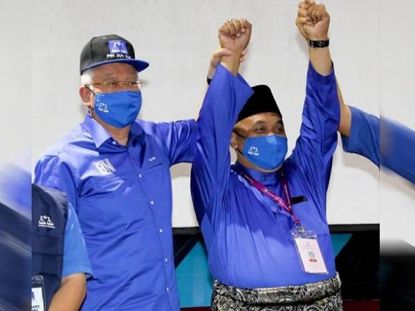 Najib (kiri) bersama calon BN bagi PRK DUN Slim, Mohd Zaidi.