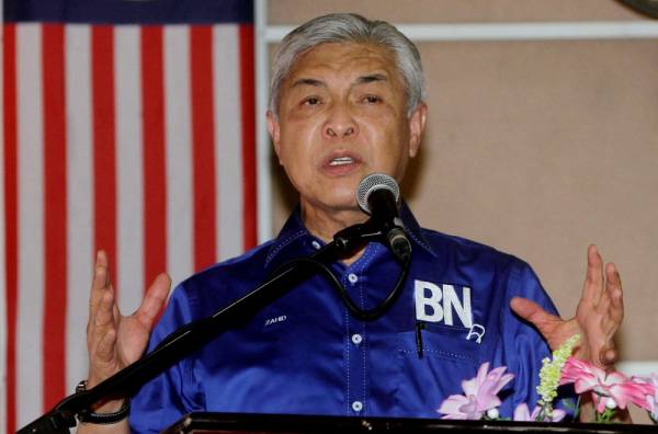 Ahmad Zahid berucap pada Majlis Pelancaran Jentera Barisan Nasional dan Penyerahan Bahagian Angkat PRK N58 Slim di Dewan Feldajaya Trolak hari ini. - Foto Bernama