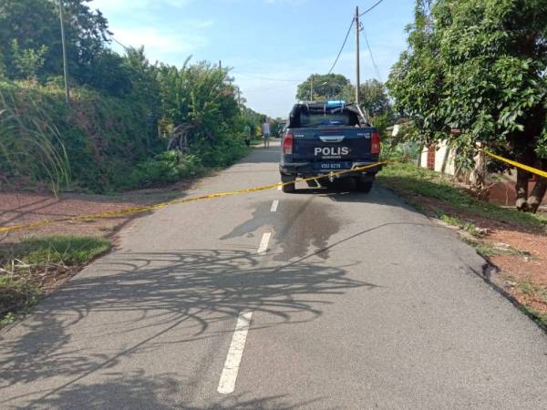  Polis melakukan sekatan jalan bagi mengawal pergerakan di Kampung Felda Bukit Rokan, Tampin.