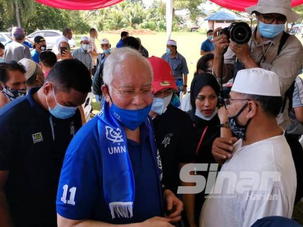 Najib disambut baik penduduk pada program Santai Bersama Bossku di Pusat Daerah Mengundi Felda Besout 1, Tanjung Malim hari ini.