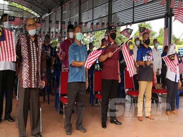 Muslimin (tiga dari kiri) hadir pada Majlis Perasmian Program Konvoi OIW Merdeka 2020 Selangor di Stadium Sungai Besar hari ini.