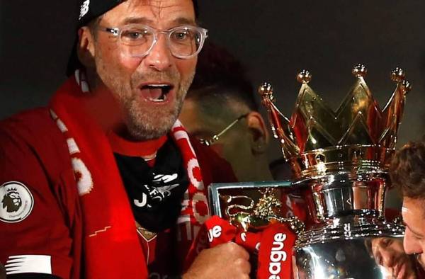 Jurgen Klopp dinobatkan Pengurus Terbaik Tahunan Liga Perdana Inggeris.