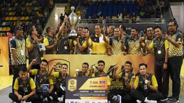 Abdul Puhat (berdiri, tengah) bersama barisan pemain dan pegawai Perak Bison meraikan kejayaan muncul juara STL Premier tahun lalu.