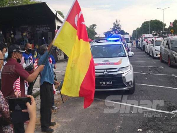 Muslimin melepaskan peserta konvoi IOW Merdeka 2020 Negeri Selangor di Stadium Sungai Besar, hari ini.