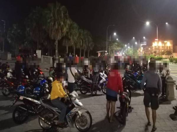 Antara yang ditahan dalam Ops Bersepadu Cegah Samseng Jalanan dan Ops Motosikal di Jalan Persiaran Pusat Bandar Nilai dekat sini pagi tadi.
