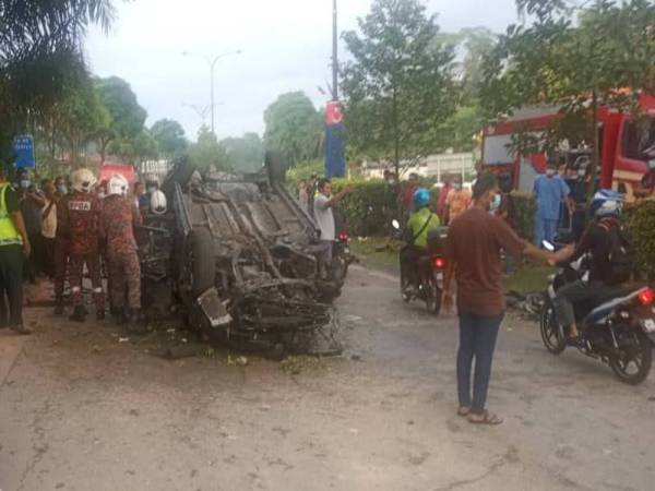  Nahas membabitkan tiga kenderaan di Ulu Tiram pagi tadi. Foto: JBPM
