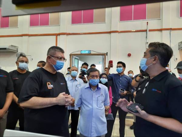 Saifuddin (kiri) mendengar penerangan ketika melawat gerai pameran pada Majlis Penutupan Karnival Digital Indera Mahkota di Dewan Atabara, Indera Mahkota 4 di Kuantan hari ini.