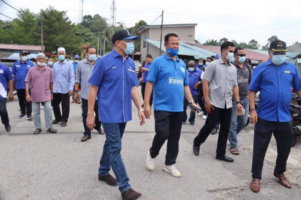 Hishammuddin (kiri) bersama jentera kempen Barisan Nasional bertemu penduduk sekitar Felda Trolak Selatan sebelum hadir keMajlis Ramah Mesra Bersama Pemimpin Masyarakat dan Warga Felda Trolak Selatan di Dewan Semai Bakti, Felda Trolak Selatan di sini hari ini.