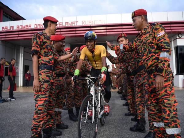 Mohd Fakhrul Munir Mohd Isa mendapat sokongan moral daripada rakan-rakan ketika memulakan hari ke-11 kayuhan Le Tour De Bomba sempena sambutan 63 tahun Kemerkedaan. - Foto Bernama 