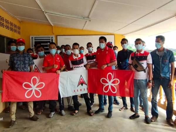 Ketua Bersatu Bahagian Pokok Sena, Muhamad Amri Wahab (dua dari kiri) hadir merasmikan Persidangan Armada Bahagian Pokok Sena di Dewan Seri Tanjung, Santap, Pokok Sena kelmarin. Turut kelihatan Ketua Armada Pokok Sena, Asyraf Abdul Majid (empat dari kanan). - Foto ARMADA POKOK SENA