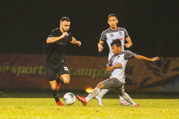 Aksi Rufino ketika perlawanan persahabatan menentang TFC di Stadium UiTM di Shah Alam, kelmarin. Foto: FA Selangor